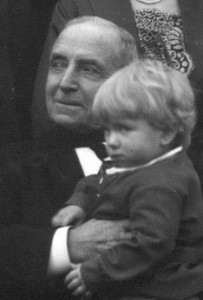 Jens Holt i 1926 (82 år gammel) med sønnesønnen Johannes